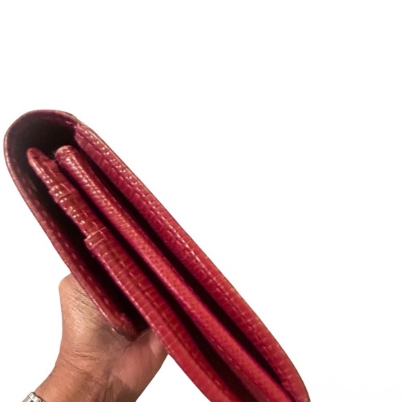 LV EPI wallet with a sleek Designer Women's Clutch - Picture 4 of 8